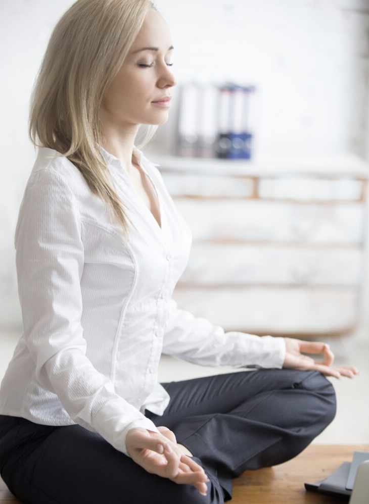 Praticien-utilisant-des-solutions-marines-pour-le-bien-être